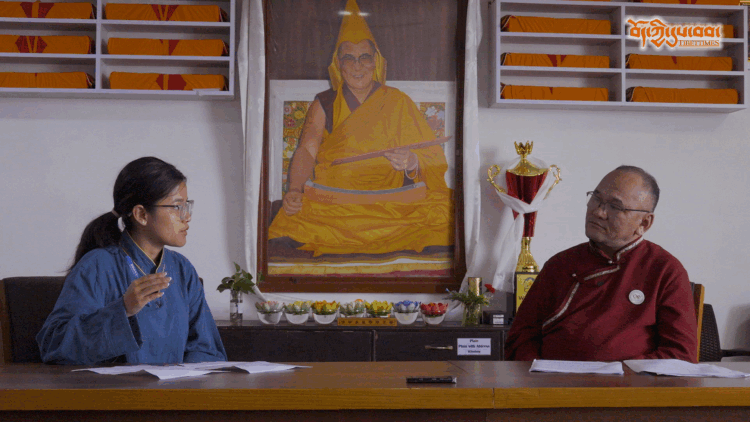 བཙན་བྱོལ་བོད་མིའི་གཞིས་ཁང་གསར་རྒྱག་དང་འབྲེལ་ནས་གཞིས་སྤོས་ལས་གཞིའི་འགན་འཛིན་དངོས་གྲུབ་འོད་ཟེར་ལགས་ལ་བཅར་འདྲི་བྱེད་བཞིན་པ།