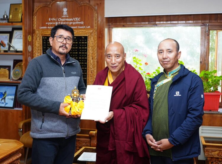 ༧གོང་ས་མཆོག་ནས་ལ་དྭགས་རི་ལྗོངས་ཡར་རྒྱས་ལྷན་ཚོགས་ཀྱི་སྡེ་དཔོན་བཀྲ་ཤིས་རྒྱལ་མཚན་ལགས་ལ་ཐུགས་རྗེ་ཆེ་ཞེས་གསུང་འཕྲིན་དང་བྱིན་རྟེན་གནང་།