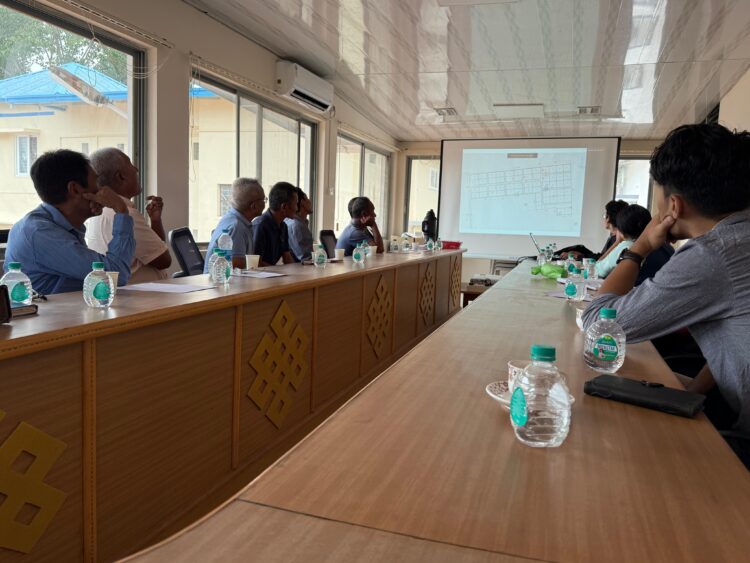 སྦེལ་ཀོབ་ལུགས་བསམ་དུ་བཙན་བྱོལ་བོད་མིའི་རུབ་སྡོད་གཞིས་ཁང་གསར་རྒྱག་དང་འབྲེལ་བའི་ཚོགས་འདུ་འཚོག་བཞིན་པ། ནང་སྲིད་ལས་ཁུངས་ཀྱི་པར།