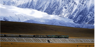 A train pulled by an NJ2 locomotive travels on the Qinghai–Tibet railway in 2008 | Wikimedia Commons