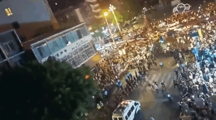 རྒྱ་ནག་སི་ཁྲོན་ཅིང་ཡུག་གྲོང་ཁྱེར་སྲིད་གཞུང་གི་མདུན་དུ་མི་སྟོང་ཕྲག་གིས་ངོ་རྒོལ་བྱས། ༢༠༢༥།༠༨།༠༤-༠༥ དྲ་ལམ་གྱི་པར།