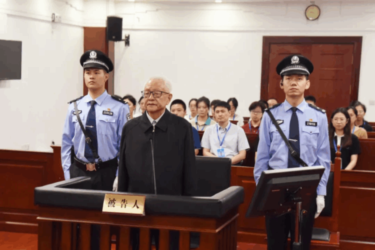 ལྷོ་སོག་གི་མགོ་ཁྲིད་ཟུར་བ་ཏུའུ་ཙེ་ལ་ལོ་ ༡༥ ཡི་ཁྲིམས་ཐག་བཅད་འདུག