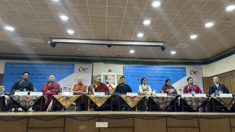 བོད་དང་ཧི་མ་ལ་ཡའི་འབྲེལ་ལམ་སྐོར་གྱི་ཚོགས་ཆེན་གྱི་དབུ་འབྱེད་མཛད་སྒོ་འཚོག་བཞིན་པ། བོད་ཀྱི་དུས་བབ་གསར་ཁང་གི་པར། ༢༠༢༥།༩།༣