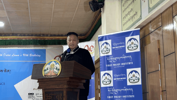 སྲིད་སྐྱོང་སྤེན་པ་ཚེ་རིང་མཆོག་གིས་གསུང་བཤད་གནང་བཞིན་པ། བོད་ཀྱི་དུས་བབ་གསར་ཁང་གི་པར། ༢༠༢༥།༩།༣