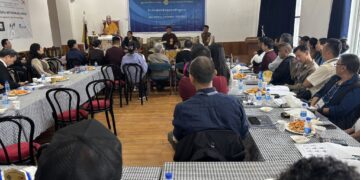 བོད་མིའི་སྒྲིག་འཛུགས་ཀྱི་སྲིད་སྐྱོང་སྤེན་པ་ཚེ་རིང་མཆོག་གིས་བོད་མིའི་ཚོང་ལས་བདེ་ཚོགས་ཀྱི་ལོ་འཁོར་ཚོགས་ཆེན་སྐབས་བཅོ་བརྒྱད་པའི་ཐོག་གསུང་བཤད་གནང་བཞིན་པ། བོད་ཀྱི་དུས་བབ་གསར་ཁང་གི་པར། ༢༠༢༥།༩།༨