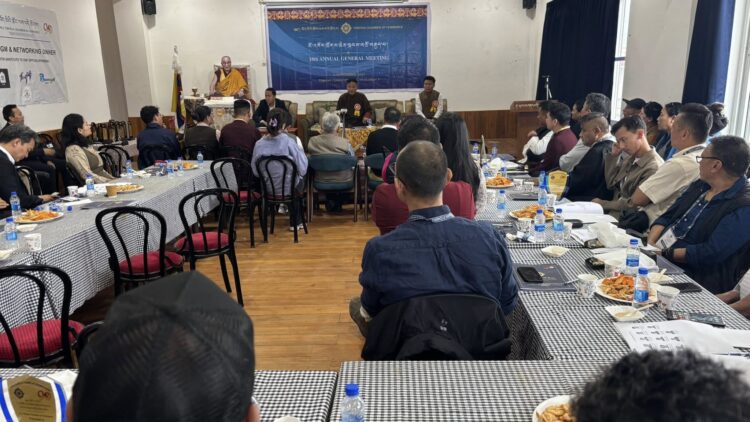 བོད་མིའི་སྒྲིག་འཛུགས་ཀྱི་སྲིད་སྐྱོང་སྤེན་པ་ཚེ་རིང་མཆོག་གིས་བོད་མིའི་ཚོང་ལས་བདེ་ཚོགས་ཀྱི་ལོ་འཁོར་ཚོགས་ཆེན་སྐབས་བཅོ་བརྒྱད་པའི་ཐོག་གསུང་བཤད་གནང་བཞིན་པ། བོད་ཀྱི་དུས་བབ་གསར་ཁང་གི་པར། ༢༠༢༥།༩།༨