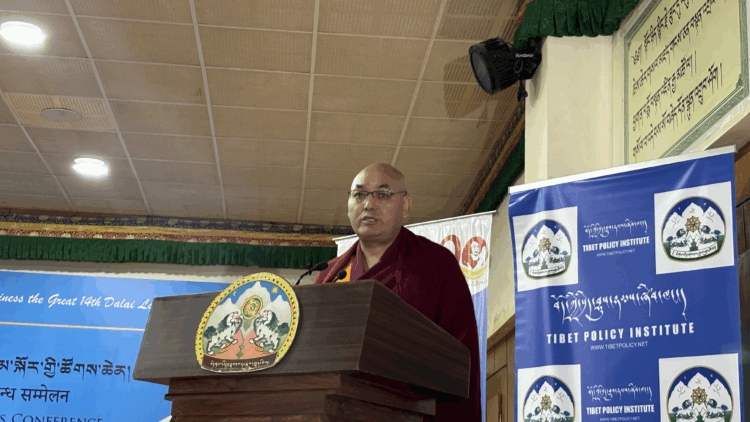 བོད་མི་མང་སྤྱི་འཐུས་ཚོགས་གཙོ་མཁན་པོ་བསོད་ནམས་བསྟན་འཕེལ་མཆོག་གིས་གསུང་བཤད་གནང་བཞིན་པ། བོད་ཀྱི་དུས་བབ་གསར་ཁང་གི་པར། ༢༠༢༥།༩།༣