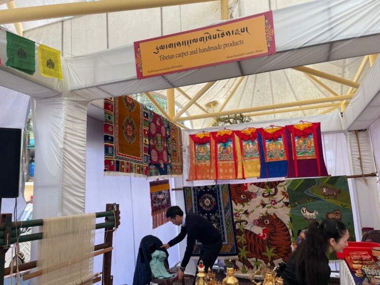 དྷ་ས་གཙུག་ལག་ཁང་དུ་བོད་ཀྱི་སྒྱུ་རྩལ་འགྲེམས་སྟོན་ཐེངས་གཉིས་པ་གནང་བཞིན་པ། ༢༠༢༥།༠༩།༢༤ དུས་བབ་ཀྱི་པར།