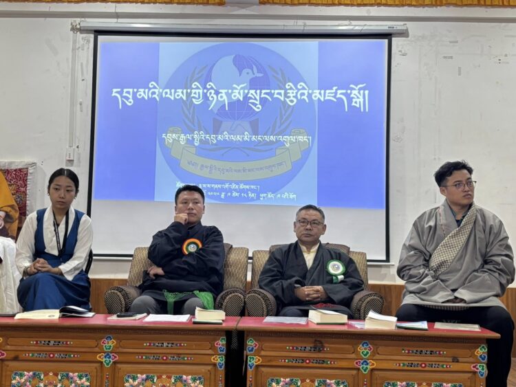 དྷ་ས་ས་གནས་མགོ་འཛིན་གྱི་ཚོགས་ཁང་དུ་དབུས་རྒྱལ་སྤྱིའི་དབུ་མའི་ལམ་མི་མང་ལས་འགུལ་ཁང་གི་གོ་སྒྲིག་ཞུས་པའི་དབུ་མའི་ལམ་གྱི་ཉིན་མོ་སྲུང་གཙིའི་མཛད་འཚོགས། བོད་ཀྱི་དུས་བབ་གསར་ཁང་གི་པར། ༢༠༢༥།༩།༡༨