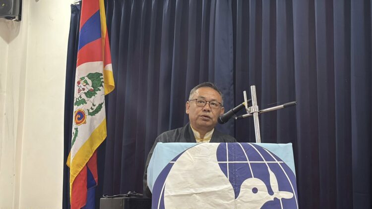 དམིགས་བསལ་སྐུ་མགྲོན་ས་རཱ་བོད་ཀྱི་མཐོ་རིམ་སློབ་གཉེར་ཁང་གི་སློབ་སྤྱི་པ་སངས་ཚེ་རིང་མཆོག་གིས་བོད་ཀྱི་སྐད་ཡིག་དང་རིག་གཞུང་རྒྱུན་འཛིན་བྱ་རྒྱུ་གལ་ཆེན་ཡིན་པའི་སྐོར་གསུང་བཤད་གནང་བཞིན་པ། བོད་ཀྱི་དུས་བབ་གསར་ཁང་གི་པར། ༢༠༢༥།༩།༡༨
