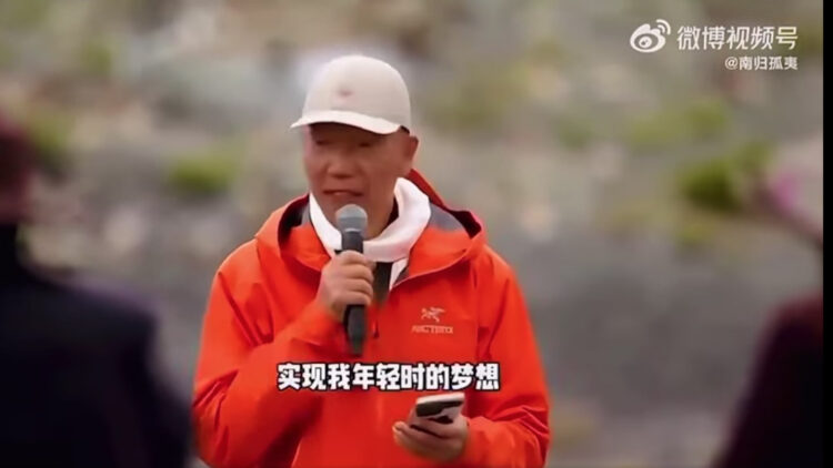 ཕྱི་ལོ་ ༢༠༢༥ ཟླ་ ༩ ཚེས་ ༡༩ ཉིན་གྱི་ཕྱི་དྲོར་བོད་རྒྱལ་རྩེ་རྫོང་ར་ལུང་གྲོང་སྡེའི་རི་ངོས་ཤིག་ཏུ་ཤོག་སྦག་ཕོན་ཆེན་སྦར་ཏེ་ཁོར་ཡུག་ལ་གནོད་སྐྱོན་བཟོ་མཁན་རྒྱ་རིགས་སྒྱུ་རྩལ་བ་ཚའེ་གོ་ཆང་གིས་གཏམ་བཤད་བྱས། དྲ་ལམ་གྱི་པར།