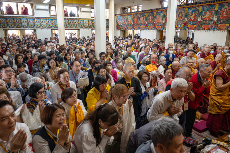 ༸གོང་ས་རྒྱལ་བ་རིན་པོ་ཆེ་མཆོག་ནས་ཐའེ་ཝན་གྱི་དད་ལྡན་མང་ཚོགས་ལ་ཆོས་འབྲེལ་སྩལ། དགའ་ལྡན་ཕོ་བྲང་གི་སྐུ་པར། ༢༠༢༥།༡༠།༤