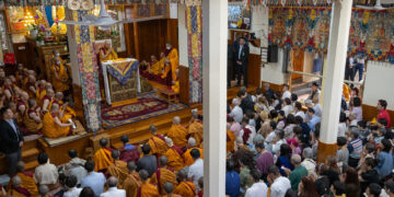༸གོང་ས་རྒྱལ་བ་རིན་པོ་ཆེ་མཆོག་ནས་ཐའེ་ཝན་གྱི་དད་ལྡན་མང་ཚོགས་ལ་ཆོས་འབྲེལ་སྩལ། དགའ་ལྡན་ཕོ་བྲང་གི་སྐུ་པར། ༢༠༢༥།༡༠།༤