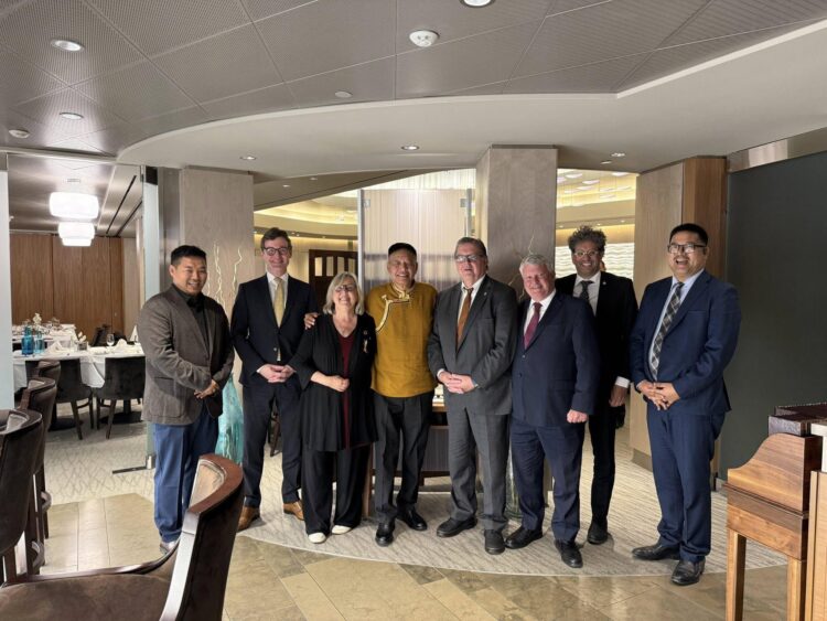 སྲིད་སྐྱོང་མཆོག་གིས་ཁེ་ན་ཌའི་གྲོས་ཚོགས་འཐུས་མི་ཁག་ཅིག་ལ་མཇལ་འཕྲད་གནང་། ཁེ་ན་ཌ་བོད་དོན་ལྷན་ཚོགས་ཀྱི་པར།