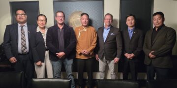 སྲིད་སྐྱོང་མཆོག་གིས་ཁེ་ན་ཌའི་གྲོས་ཚོགས་འཐུས་མི་ཁག་ཅིག་ལ་མཇལ་འཕྲད་གནང་། ཁེ་ན་ཌ་བོད་དོན་ལྷན་ཚོགས་ཀྱི་པར།