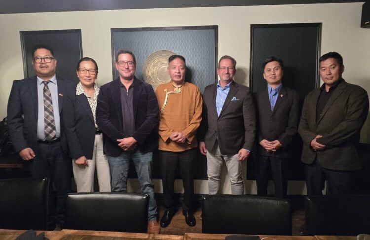 སྲིད་སྐྱོང་མཆོག་གིས་ཁེ་ན་ཌའི་གྲོས་ཚོགས་འཐུས་མི་ཁག་ཅིག་ལ་མཇལ་འཕྲད་གནང་། ཁེ་ན་ཌ་བོད་དོན་ལྷན་ཚོགས་ཀྱི་པར།