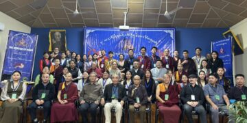 ས་རཱ་བོད་རིག་པའི་བགྲོ་གླེང་ཐེངས་བཅོ་བརྒྱད་པ་དབུ་འཛུགས་གནང་བཞིན་པ། བོད་ཀྱི་དུས་བབ་གསར་ཁང་གི་པར། ༢༠༢༥།༡༠།༦