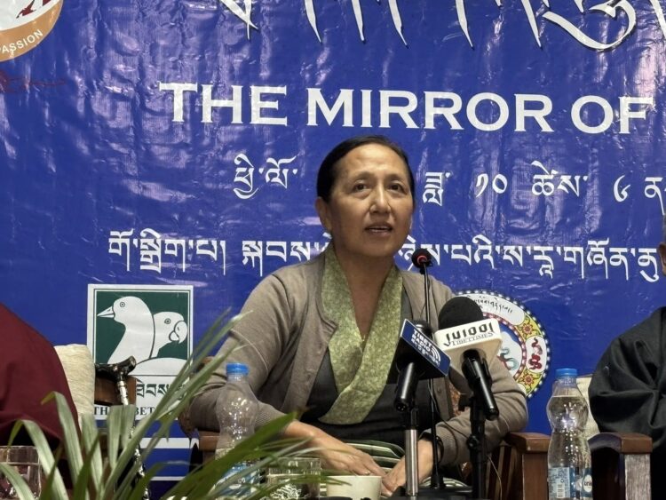 བོད་མིའི་སྒྲིག་འཛུགས་ཀྱི་ཆེས་མཐོའི་ཁྲིམས་ཞིབ་ཁང་གི་ཁྲིམས་ཞིབ་པ་ཆེ་བ་ཡེ་ཤེས་དབང་མོ་མཆོག་གིས་གསུང་བཤད་གནང་བཞིན་པ། བོད་ཀྱི་དུས་བབ་གསར་ཁང་གི་པར། ༢༠༢༥།༡༠།༦