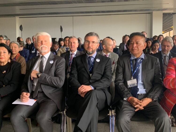 ཅེཀ་སྤྱི་མཐུན་རྒྱལ་ཁབ་ཀྱི་སྲིད་འཛིན་པེ་ཊར་པ་ཝེལ་དང་། ཇོར་ཇི་ཡའི་སྲིད་འཛིན་ས་ལོ་མེ་ཛོའུ་ར་བྷི་ཆི་ཝི་ལི་མཆོག སྲིད་སྐྱོང་སྤེན་པ་ཚེ་རིང་གསུམ་ཞི་བདེ་གླེང་སྟེགས་ཐེངས་ ༢༩ པའི་ཐོག་མཉམ་ཞུགས་གནང་། ༢༠༢༥།༡༠།༡༣ བོད་མིའི་སྒྲིག་འཛུགས་ཀྱི་པར།