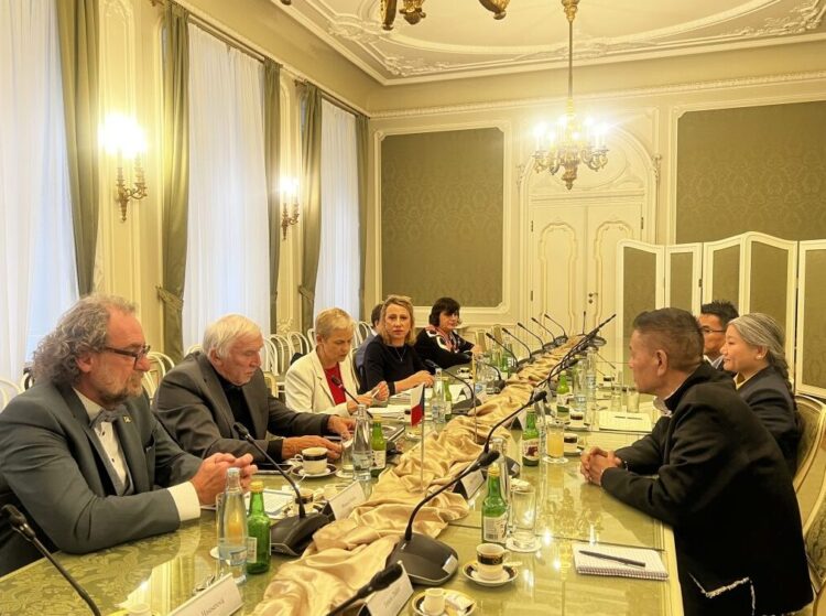 སྲིད་སྐྱོང་མཆོག་གིས་ཅེཀ་སྤྱི་མཐུན་རྒྱལ་ཁབ་ཀྱི་གྲོས་ཚོགས་འཐུས་མི་ཁག་ཅིག་ལ་མཇལ་འཕྲད་གནང་། ༢༠༢༥།༡༠།༡༤