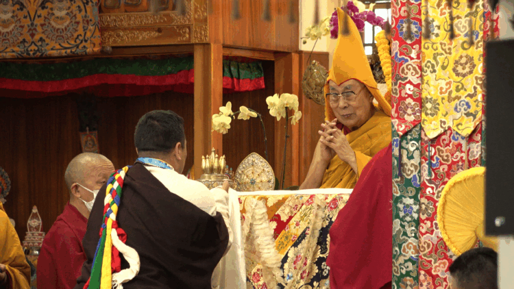 ༸གོང་ས་མཆོག་ལ་ཚོགས་སྡེ་གསུམ་གྱིས་བརྟན་བཞུགས་བསྟར་འབུལ་ཞུས། བོད་ཀྱི་དུས་བབ་ཀྱི་པར། ༢༠༢༥།༡༠།༨