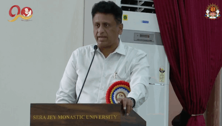 རྒྱ་གར་ཁ་ན་ཊ་ཀ་མངའ་སྡེའི་ཤེས་རིག་བློན་ཆེན་མཆོག་མཱ་ལཱ་པཱ་ལི་ཆོ་དྷ་རེ་ཌི་སུ་དྷ་ཀཱར་མཆོག་གིས་བསླབ་པ་མཐར་སོན་གྱི་མཛད་སྒོ་ཐོག་གསུང་བཤད་གནང་། ༢༠༢༥།༡༠།༡༧ པར་ཐད་གཏང་ནས་བླངས།