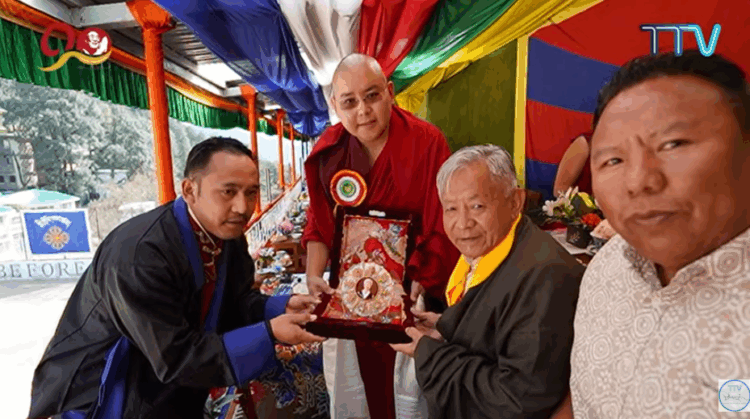༧སྐྱབས་རྗེ་ཡོངས་འཛིན་གླིང་མཆོག་སྤྲུལ་རིན་པོ་ཆེ་མཆོག་གིས་ཨ་མ་རྗེ་བཙུན་པདྨ་པར་གཟེངས་རྟགས་ཕུལ། ༢༠༢༥།༡༠།༢༣ ཐད་གཏོང་གིི་པར།