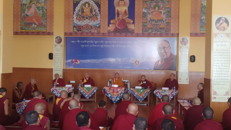 བཞུགས་སྒར་ཀིརྟིའི་བྱེས་པ་གྲྭ་ཚང་དུ་༧སྐུའི་གོ་སྟོན་དང་འབྲེལ་བའི་རིག་གཞུང་བགྲོ་གླེང་ཞིག་འཚོགས་སོང་། ༢༠༢༥།༡༠།༢༨ དུས་བབ་ཀྱི་པར།