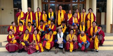 མོན་ཡུལ་འཕགས་བོད་མཛའ་འབྲེལ་ཚོགས་པས་༧གོང་ས་མཆོག་ལ་མནྜལ་བརྟན་གསུམ་འདེགས་འབུལ་ཞུས། ༢༠༢༥།༡༠།༡༨ དུས་བབ་ཀྱི་པར།