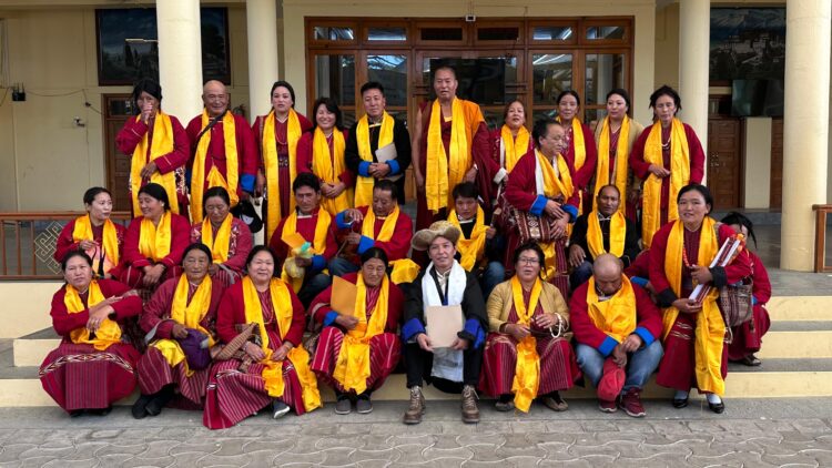 མོན་ཡུལ་འཕགས་བོད་མཛའ་འབྲེལ་ཚོགས་པས་༧གོང་ས་མཆོག་ལ་མནྜལ་བརྟན་གསུམ་འདེགས་འབུལ་ཞུས། ༢༠༢༥།༡༠།༡༨ དུས་བབ་ཀྱི་པར།