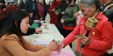 2021 Election: Tibetan people lining up to cast their vote at Tsuglak Khang, Dharamshala on March 20, 2021. Photo: Tibet Times