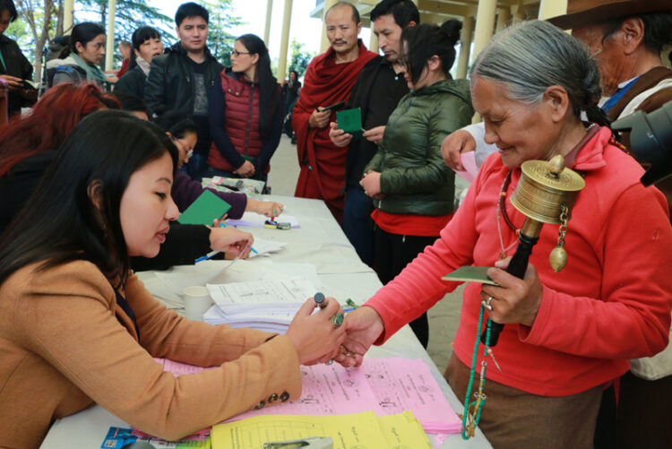 2021 Election: Tibetan people lining up to cast their vote at Tsuglak Khang, Dharamshala on March 20, 2021. Photo: Tibet Times