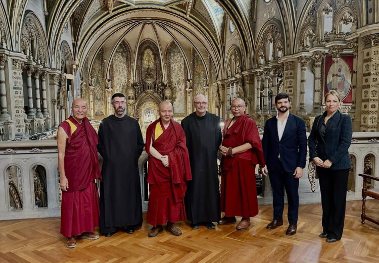 ལོ་ངོ་སྟོང་གི་ལོ་རྒྱུས་ལྡན་པའི་ཡེ་ཤུའི་ལྷ་ཁང་གྲགས་ཅན་ MONTSERRAT ནས་གདན་ཞུས་གནང་ལྟར་ཆོས་ཁང་དུ་ཕེབས་ཏེ་ཆོས་ལུགས་འཆམ་མཐུན་དང་འཛམ་གླིང་ཞི་བདེའི་སྐོར་ལ་བཀའ་མོལ་ལྷུག་པོ་གནང་། ༢༠༢༥།༡༡།༠༤ པར་སྤྱི་འཐུས་ཐུབ་བསྟན་དབང་ཆེན་ལགས་ཀྱི་ངོ་དེབ་ནས་བླངས།