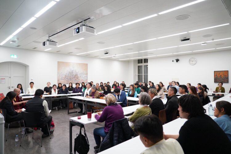 ༸སྐྱབས་རྗེ་ཀུན་བདེ་གླིང་རྟ་ཚག་རྗེ་དྲུང་རིན་པོ་ཆེ་མཆོག་ནས་སུད་སིའི་རྒྱལ་ས་ཛུ་རིག་ཡོལ་ནོར་ཝ་སེ་ཊི་ཐོབ་སློབ་ནང་ལ་སྐུ་ཚབ་དོན་གཅོད་མཆོག་དང་། སུད་སི་བོད་རིགས་ཚོགས་པའི་ཚོགས་གཙོ་བགྲེས་གཞོན་རྣམ་གཉིས། གཞན་ཡང་བོད་པའི་གཞོན་སྐྱེས་རྣམས་ལ་ནང་ཆོས་ངོ་སྤྲོད་གནང་། ༢༠༢༥།༡༡།༠༥ པར་རིན་པོ་ཆེ་མཆོག་གི་ངོ་དེབ་ནས་བླངས།