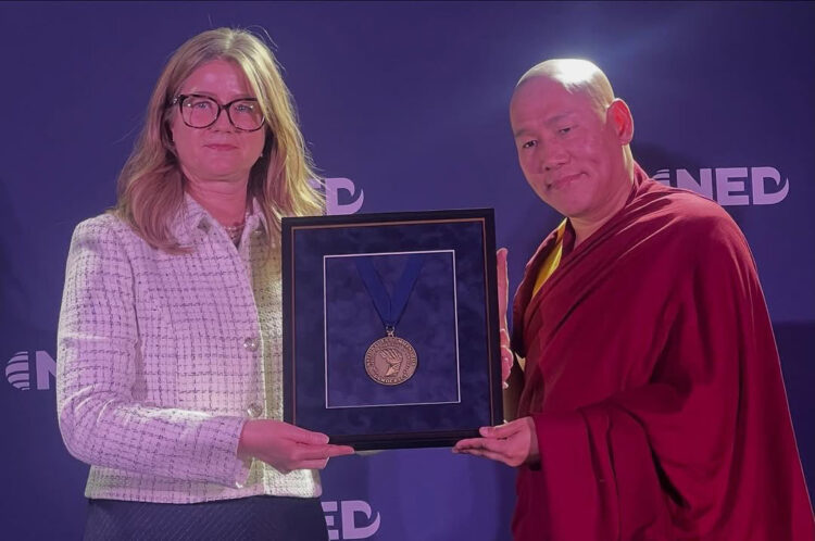 ༧ཀུན་གཟིགས་༸པཎ་ཆེན་རིན་པོ་ཆེའི་སྐུ་ཚབ་ཞུས་ཏེ་བཀྲ་ཤིས་ལྷུན་པོའི་མཁན་པོ་གཟིག་རྒྱབ་རིན་པོ་ཆེ་མཆོག་གིས་དམངས་གཙོའི་གཟེངས་རྟགས་བཞེས་པ། ༢༠༢༥།༡༡།༤ དྲ་ལམ་གྱི་པར།