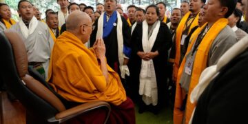 རྒྱ་གར་དང་འབྲུག་བཅས་ནས་ཕེབས་པའི་བོད་ས་གནས་མགོ་འཛིན་ ༣༥ དང་། སོ་ནམ་སློབ་སྟོན་པ་སོགས་ནས་༧གོང་ས་མཆོག་གི་མདུན་དུ་རྒྱལ་གླུ་ཕུལ། ༢༠༢༥།༡༡།༡༣ དགའ་ལྡན་ཕོ་བྲང་གི་པར།