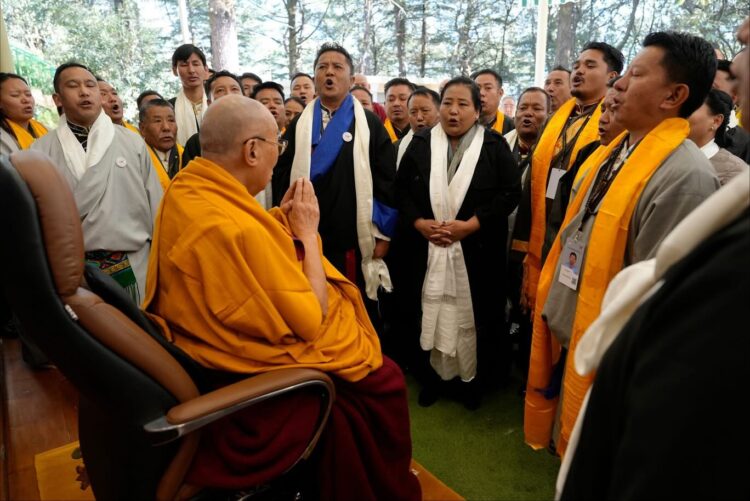 རྒྱ་གར་དང་འབྲུག་བཅས་ནས་ཕེབས་པའི་བོད་ས་གནས་མགོ་འཛིན་ ༣༥ དང་། སོ་ནམ་སློབ་སྟོན་པ་སོགས་ནས་༧གོང་ས་མཆོག་གི་མདུན་དུ་རྒྱལ་གླུ་ཕུལ། ༢༠༢༥།༡༡།༡༣ དགའ་ལྡན་ཕོ་བྲང་གི་པར།
