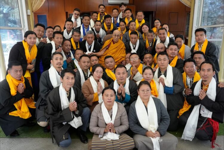 རྒྱ་གར་དང་འབྲུག་བཅས་ནས་ཕེབས་པའི་བོད་ས་གནས་མགོ་འཛིན་ ༣༥ དང་། སོ་ནམ་སློབ་སྟོན་པ་སོགས་ནས་༧གོང་ས་མཆོག་ལ་མཇལ་བཅར་ཞུས། ༢༠༢༥།༡༡།༡༣ དགའ་ལྡན་ཕོ་བྲང་གི་པར།