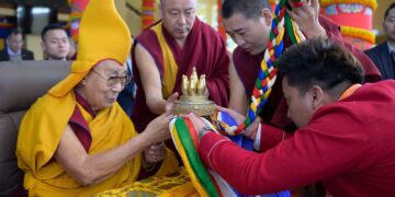 ༧གོང་ས་མཆོག་ལ་མོན་ཡུལ་སློབ་ཕྲུག་ཚོགས་པས་བརྟན་བཞུགས་བསྟར་འབུལ་ཞུས། ༢༠༢༥/༡༡/༡༡ དགའ་ལྡན་ཕོ་བྲང་གི་སྐུ་པར།