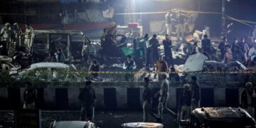 Police officers and forensic technicians work at the site of an explosion in the old quarters of Delhi, India, November 10, 2025. REUTERS/Adnan Abid