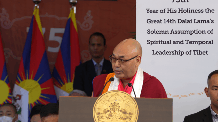 སྤྱི་འཐུས་ཚོགས་གཙོ་མཁན་པོ་བསོད་ནམས་བསྟན་འཕེལ་མཆོག་གིས་གསུང་བཤད་གནང་བཞིན་པ། བོད་ཀྱི་དུས་བབ་ཀྱི་པར།