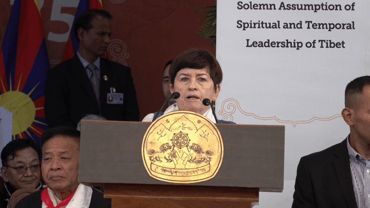 སྐུ་མགྲོན་གཙོ་བོ་ལྕམ་ཨལ་སི་ཀ་ཛི་གྷོ་བ་ (Eliska Zigova) ལགས་ཀྱིས་གསུང་བཤད་གནང་བཞིན་པ། བོད་ཀྱི་དུས་བབ་ཀྱི་པར།