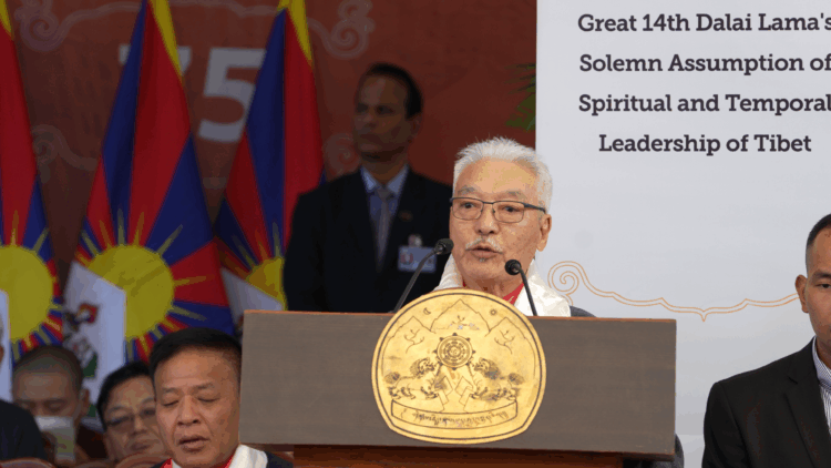 བཀའ་དྲིན་རྗེས་དྲན་གཟེངས་རྟགས་ཚོགས་ཆུང་གི་ཚོགས་གཙོ་བཀྲ་ཤིས་རྣམ་རྒྱལ་ལགས་ཀྱིས་གསུང་བཤད་གནང་བཞིན་པ། བོད་ཀྱི་དུས་བབ་ཀྱི་པར།