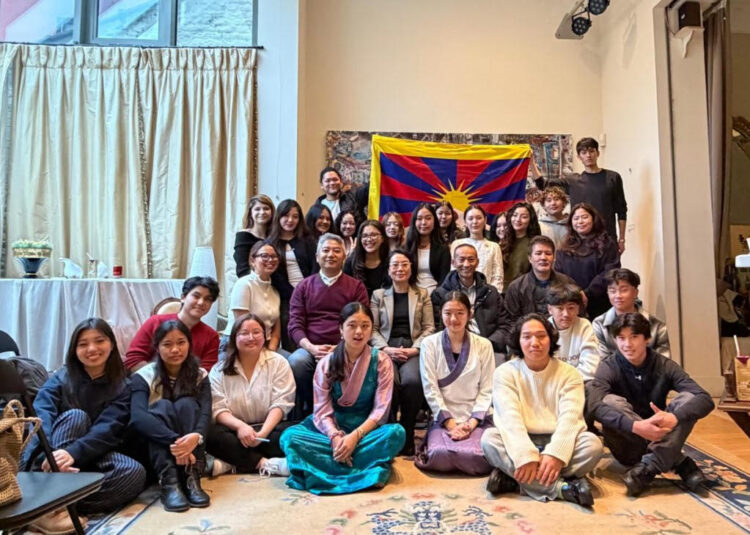 བོད་རིགས་གཞོན་སྐྱེས་འདུ་འཛོམས་ཐེངས་གཉིས་པ་ཚོགས་ཡོད། བོད་མིའི་སྒྲིག་འཛུགས་ཀྱི་པར།