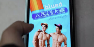 A Chinese resident uses the gay dating app Blued on his smartphone in Shanghai, China. (Alamy)