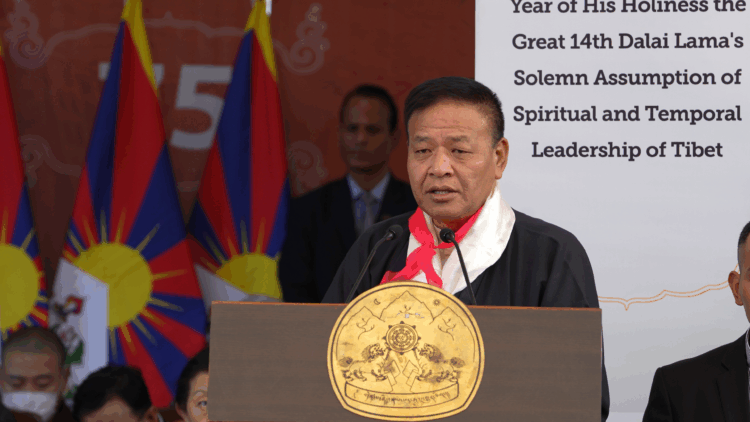 སྲིད་སྐྱོང་སྤེན་པ་ཚེ་རིང་མཆོག་ནས་གསུང་བཤད་གནང་བཞིན་པ། བོད་ཀྱི་དུས་བབ་ཀྱི་པར།