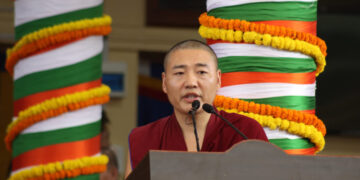 ༧སྐྱབས་རྗེ་ཡང་སྟེང་རིན་པོ་ཆེ་མཆོག་གིས་མོན་ཡུལ་མི་མང་གིས་གོ་སྒྲིག་ཞུས་པའི་༧གོང་ས་མཆོག་གི་གོ་སྟོན་སྲུང་གཙིའི་སྐབས་གསུང་བཤད་གནང་བཞིན་པ། བོད་ཀྱི་དུས་བབ་གསར་ཁང་གི་པར། ༠༧།༠༩།༢༠༢༤