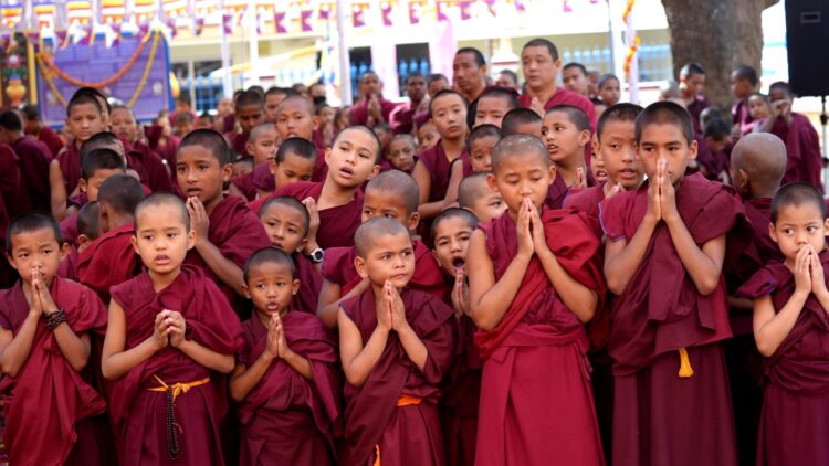 དགའ་ལྡན་ཤར་རྩེ་ཐོས་བསམ་ནོར་གླིང་སློབ་གྲྭ་དེ་ཉིད་དབུ་བརྙེས་ནས་མི་ལོ་ ༥༥ འཁོར་བའི་མཛད་སྒོ་འཚོགས། ༢༠༢༥།༡༢།༢༧ དུས་བབ་ཀྱི་པར།