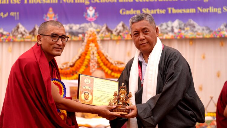 དགའ་ལྡན་ཤར་རྩེ་ཐོས་བསམ་ནོར་གླིང་སློབ་གྲྭ་དེ་ཉིད་དབུ་བརྙེས་ནས་མི་ལོ་ ༥༥ འཁོར་བའི་མཛད་སྒོའི་ཐོག་ལྷོ་སྤྱི་འཇིགས་མེད་ཚུལ་ཁྲིམས་ལགས་ལ་གསོལ་རེས་གནང་། ༢༠༢༥།༡༢།༢༧ དུས་བབ་ཀྱི་པར།