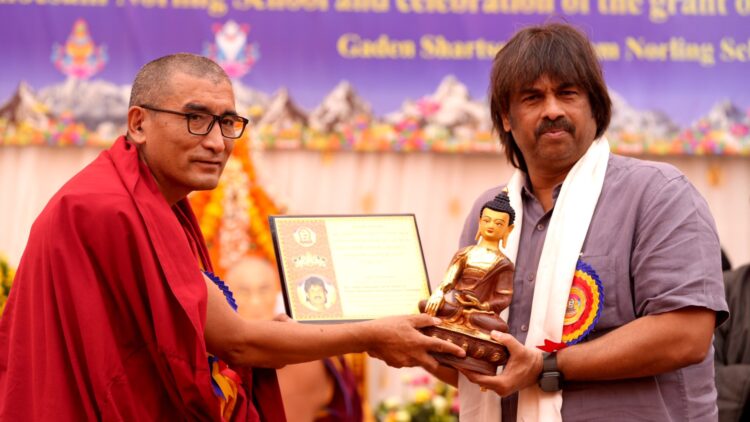 ཀ་ན་ཌ་ཀ་མཁའ་སྡེའི་གྲོས་ཚོགས་འཐུས་མི་སྐུ་ཞབས་ཨར་ཝི་དྷི་ཤ་པན་དྷེ་ (RV Deshapande) ལགས་མཛད་སྒོར་ཕེབས་ནས་གསུང་བཤད་གནང་། ༢༠༢༥།༡༢།༢༧ དུས་བབ་ཀྱི་པར།